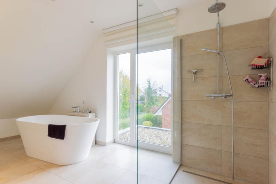 Wohlfühlen am Möhnesee - junges Einfamilienhaus in begehrter Lage - Tageslichtbadezimmer mit Badewanne und Dusche
