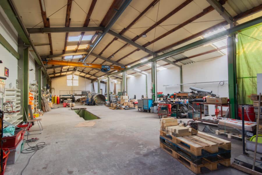 Produktion, Verwaltung & Wohnen an einem Standort - Gewerbeobjekt in Geseke - 2. Halle / überdachte Abstellfläche Bj 1994