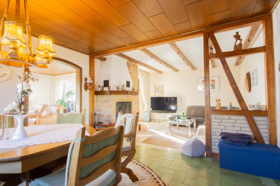 Produktion, Verwaltung & Wohnen an einem Standort - Gewerbeobjekt in Geseke - Wohn- Esszimmer mit Kamin im Wohnhaus