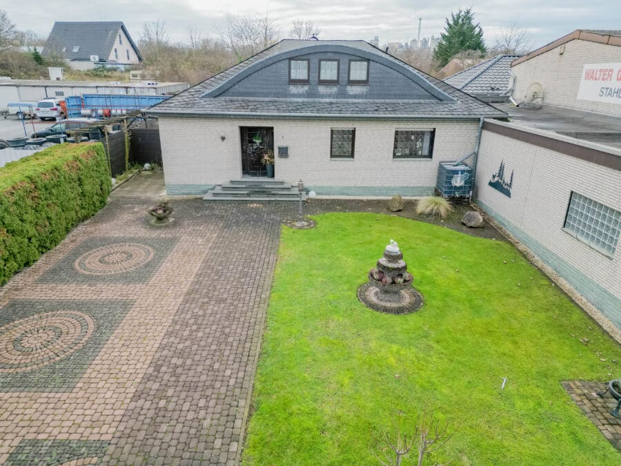 Produktion, Verwaltung & Wohnen an einem Standort - Gewerbeobjekt in Geseke - Frontansicht Wohnhaus