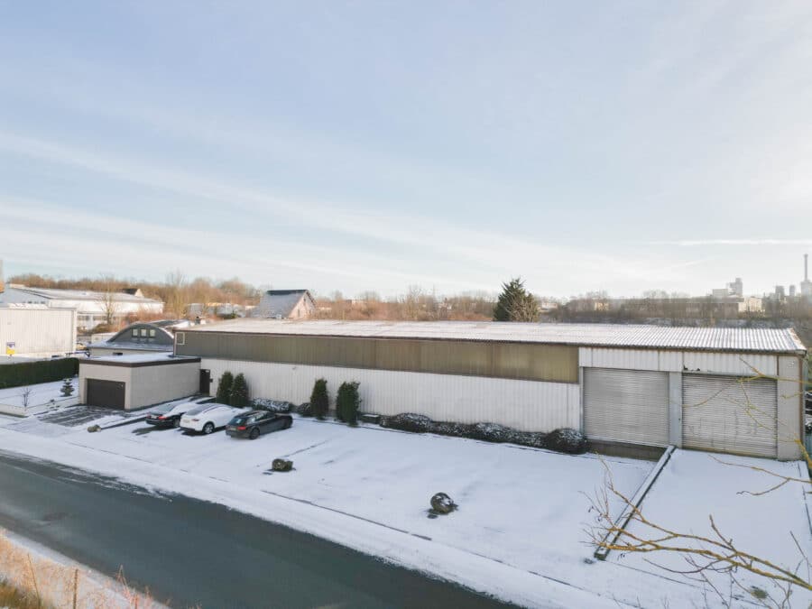 Produktion, Verwaltung & Wohnen an einem Standort - Gewerbeobjekt in Geseke - Frontansicht 1. Halle mit Einfahrtstoren