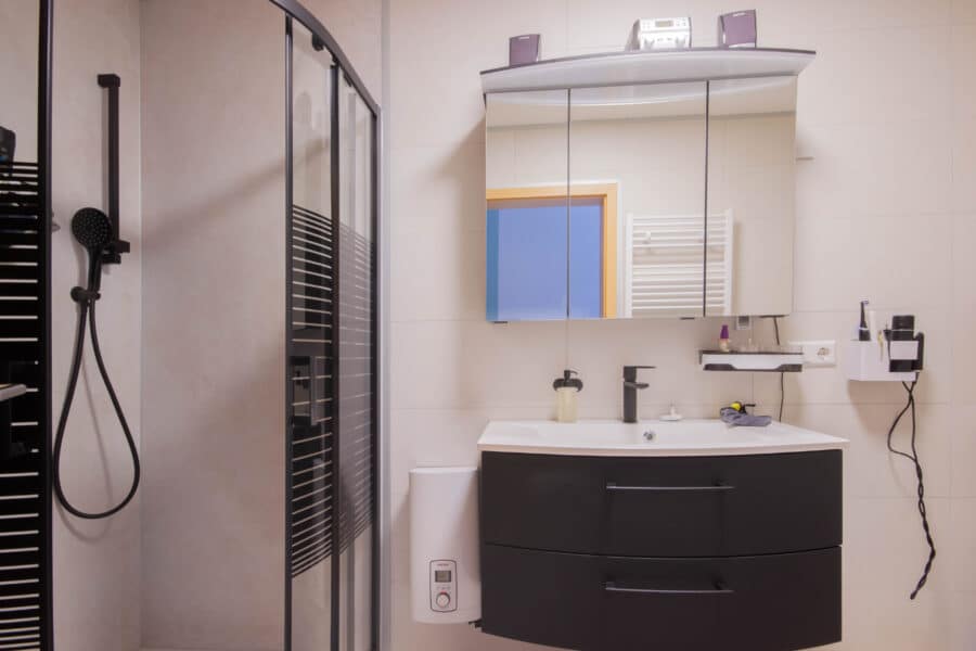 Produktion, Verwaltung & Wohnen an einem Standort - Gewerbeobjekt in Geseke - Badezimmer Bürogebäude modernisiert