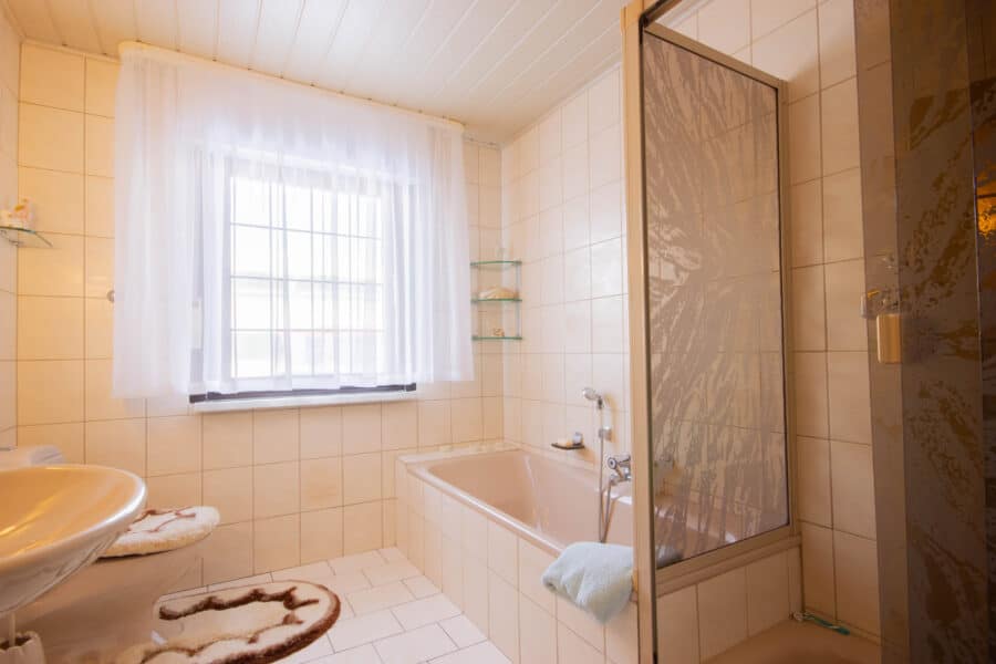 Produktion, Verwaltung & Wohnen an einem Standort - Gewerbeobjekt in Geseke - Badezimmer Wohnhaus