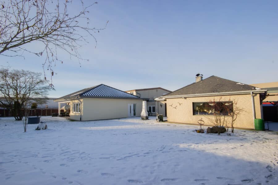 Produktion, Verwaltung & Wohnen an einem Standort - Gewerbeobjekt in Geseke - Garten mit Blick auf Wohn- und Bürogebäude