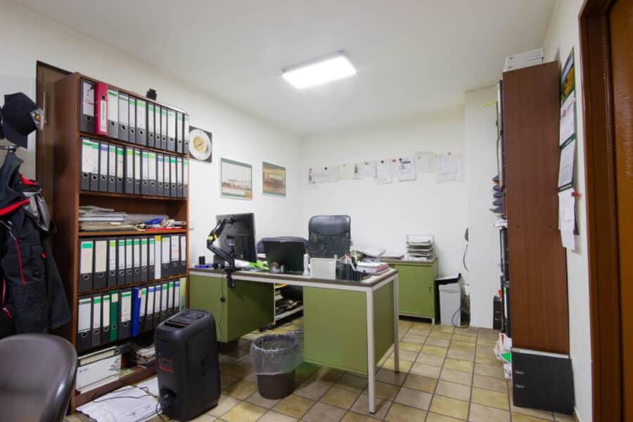 Produktion, Verwaltung & Wohnen an einem Standort - Gewerbeobjekt in Geseke - Büro 1. Halle
