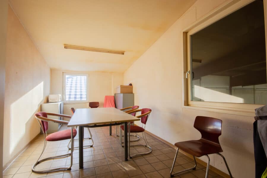 Produktion, Verwaltung & Wohnen an einem Standort - Gewerbeobjekt in Geseke - Personalraum 1. Halle