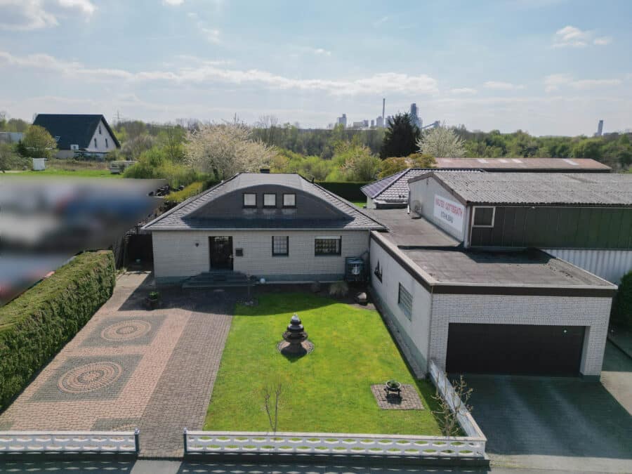 Produktion, Verwaltung & Wohnen an einem Standort - Gewerbeobjekt in Geseke - Frontansicht Wohnhaus mit Garage