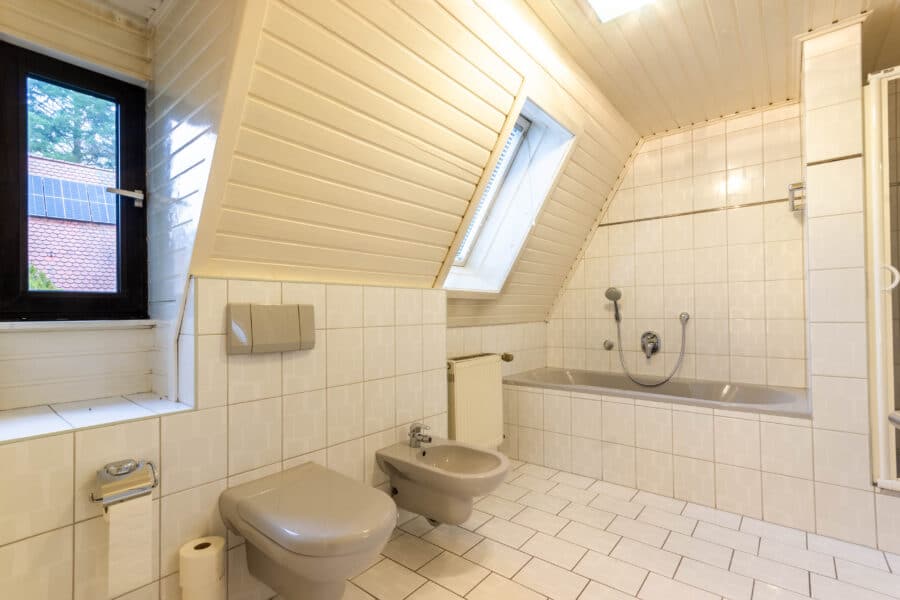 Charmantes Einfamilienhaus mit sonnigem Garten in beliebter Wohnlage von Nürnberg-Ziegelstein - Badezimmer