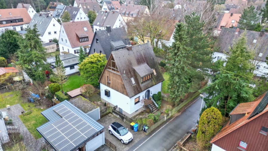 Charmantes Einfamilienhaus mit sonnigem Garten in beliebter Wohnlage von Nürnberg-Ziegelstein - Drohnenaufnahme