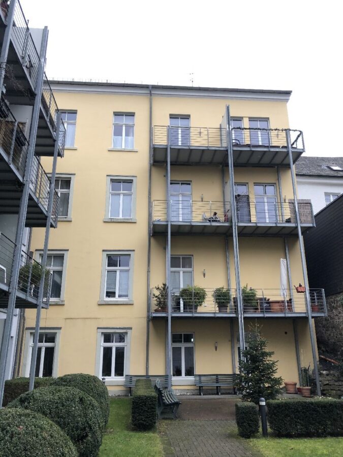 Stilvolle Seniorenwohnung in Arnsberg - Wohnhaus Rückansicht