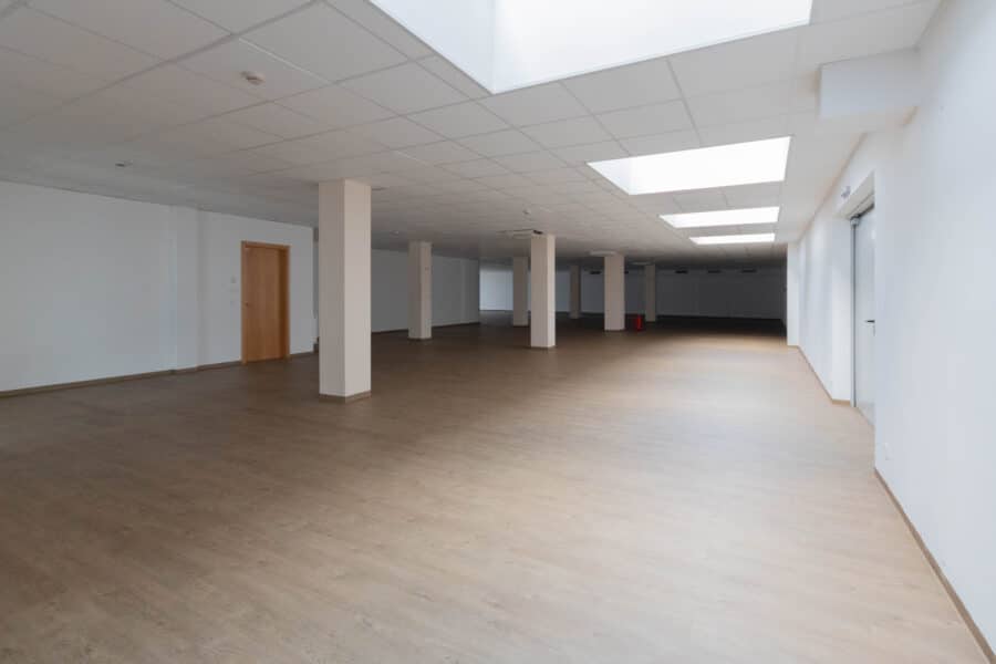 Helle, flexibel teilbare Büro- und Praxisflächen im Gewerbegebiet mit perfekter Verkehrsanbindung! - Ehemaliger Showroom bereit für flexible Nutzungen!