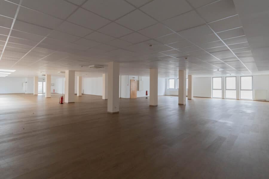 Helle, flexibel teilbare Büro- und Praxisflächen im Gewerbegebiet mit perfekter Verkehrsanbindung! - Ehemaliger Showroom bereit für flexible Nutzungen!