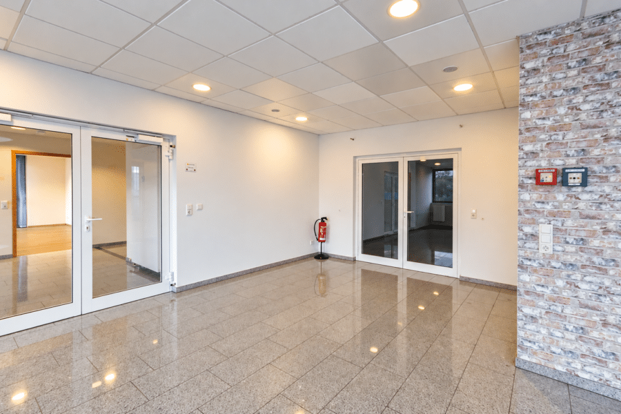 Helle, flexibel teilbare Büro- und Praxisflächen im Gewerbegebiet mit perfekter Verkehrsanbindung! - Eingangsbereich