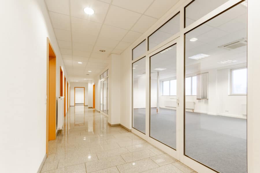 Helle und flexible Büroflächen im Gewerbegebiet Dieselstraße mit perfekter Verkehrsanbindung! - Hell gestalteter Flur!