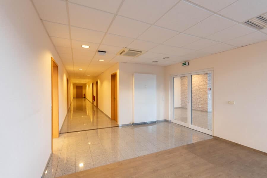 Helle, flexibel teilbare Büro- und Praxisflächen im Gewerbegebiet mit perfekter Verkehrsanbindung! - Eingangsbereich mit Blick in die Flächen