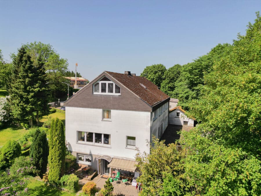 Mehrfamilienhaus (ehemalige Pension) in bester Lage des Ferienortes „Wildewiese“ im Sauerland - Seiten-/Rückansicht