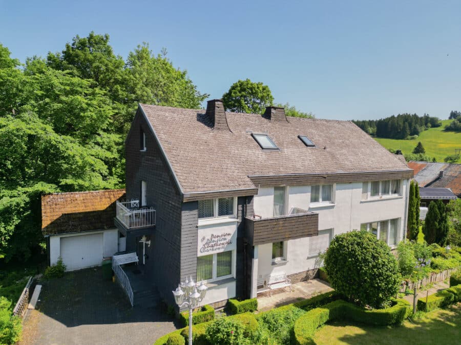 Mehrfamilienhaus (ehemalige Pension) in bester Lage des Ferienortes „Wildewiese“ im Sauerland - Vorderansicht