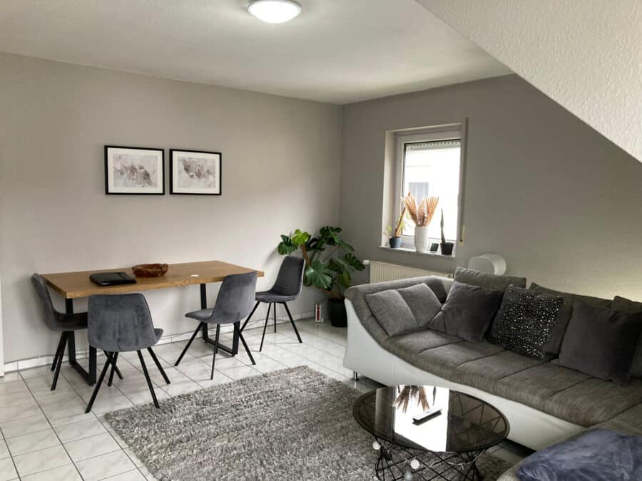 Nur wenige Gehminuten zur Neheimer-City! 3-Zimmer-Wohnung in einem gepflegten Wohnhaus - Wohnzimmer