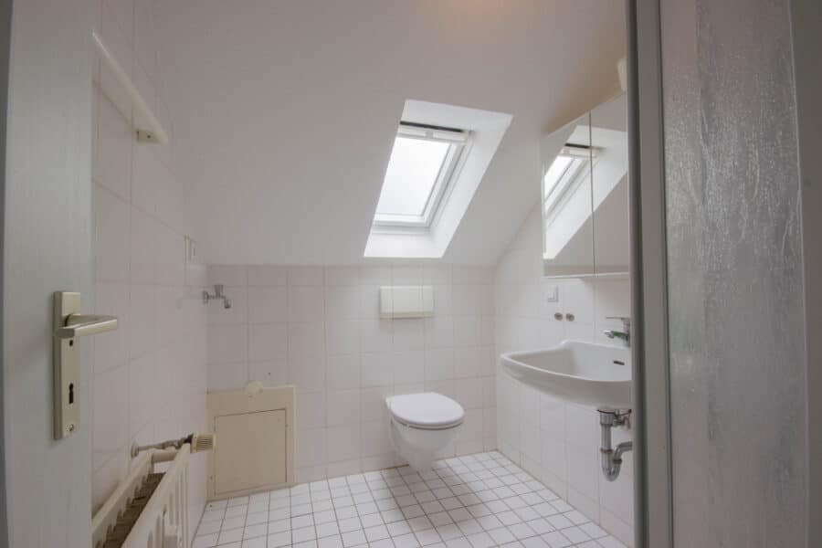 geräumige Dachgeschosswohnung im Zentrum von Neheim - Badezimmer mit Dusche