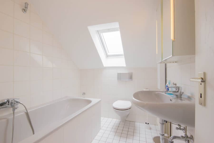 geräumige Dachgeschosswohnung im Zentrum von Neheim - Badezimmer mit Badewanne