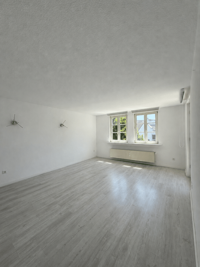 geräumige Dachgeschosswohnung im Zentrum von Neheim - Wohnzimmer