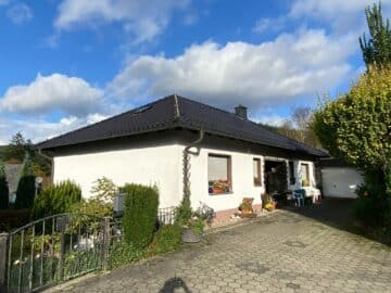 Einfamilienhaus mit Einliegerwohnung in ruhiger und idyllischer Sackgassenlage von Sundern-Stemel, 59846 Sundern (Sauerland), Einfamilienhaus