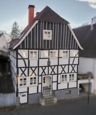 Nur ca. 500m vom Neheimer Dom entfernt: Großzügiges Ein-/Zweifamilienhaus …, 59755 Arnsberg, Einfamilienhaus
