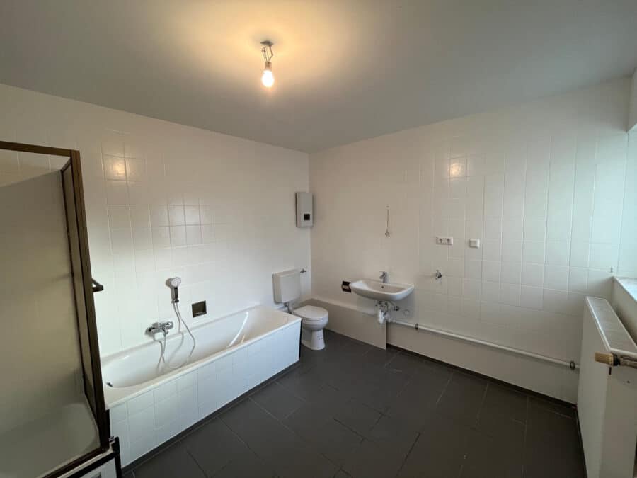 Renovierte 3-Zimmer-Maisonettwohnung mit Terrasse in Arnsberg-Müschede! - Badezimmer