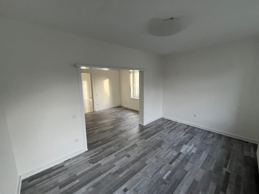 Renovierte 3-Zimmer-Maisonettwohnung mit Terrasse in Arnsberg-Müschede! - Wohnzimmer