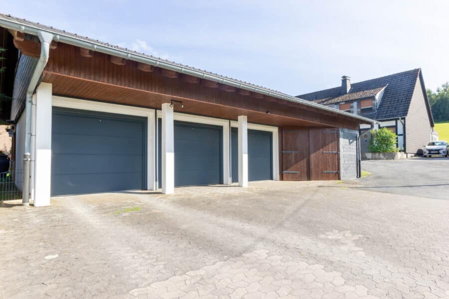 Kapitalanlage oder Eigenheim - idyllisches Mehrfamilienhaus nahe dem Möhnesee - Garagen mit Nebenräumen