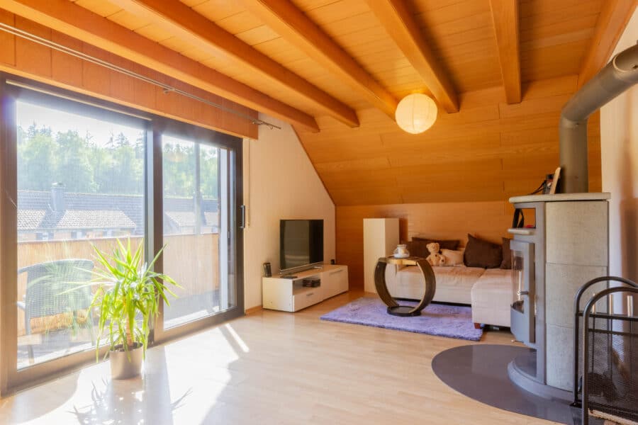 Kapitalanlage oder Eigenheim - idyllisches Mehrfamilienhaus nahe dem Möhnesee - Wohnzimmer Dachgeschoss