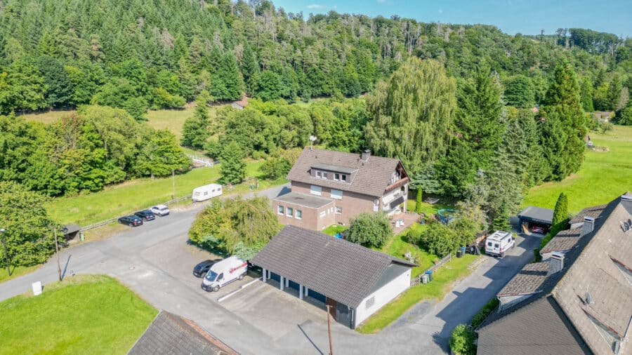 Kapitalanlage oder Eigenheim - idyllisches Mehrfamilienhaus nahe dem Möhnesee - Luftaufnahme mit Garagen