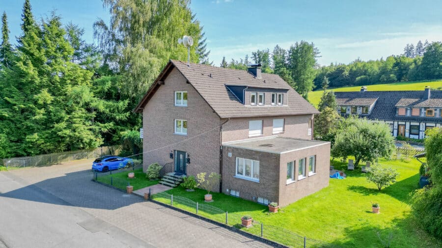 Kapitalanlage oder Eigenheim - idyllisches Mehrfamilienhaus nahe dem Möhnesee - Seitenansicht