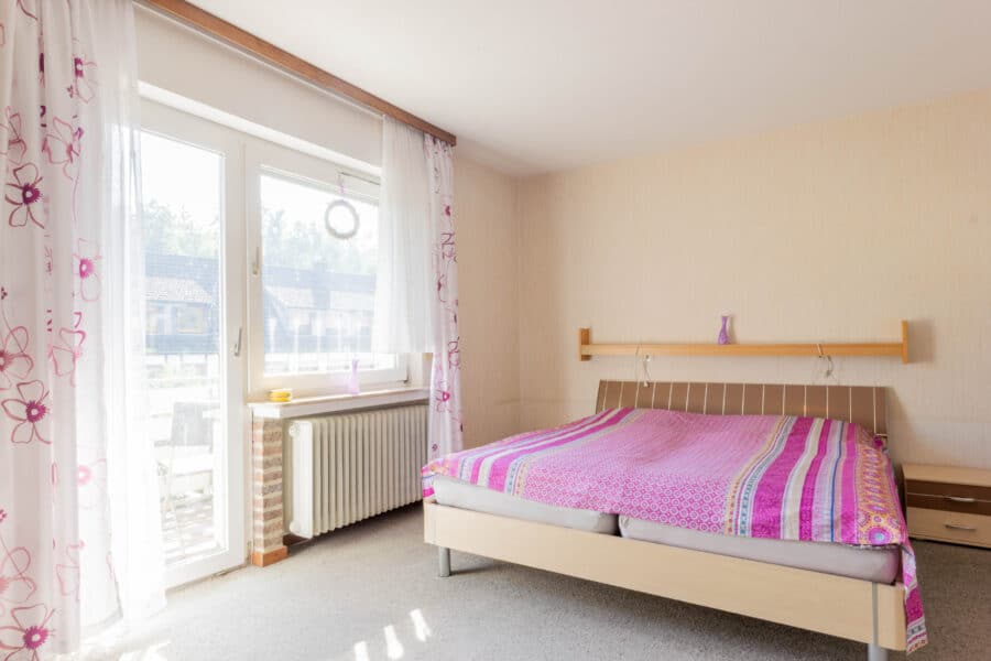 Kapitalanlage oder Eigenheim - idyllisches Mehrfamilienhaus nahe dem Möhnesee - Zimmer (mit Zugang Balkon) Obergeschoss