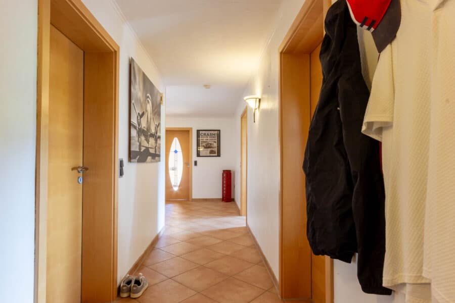 Kapitalanlage oder Eigenheim - idyllisches Mehrfamilienhaus nahe dem Möhnesee - Flur Dachgeschoss