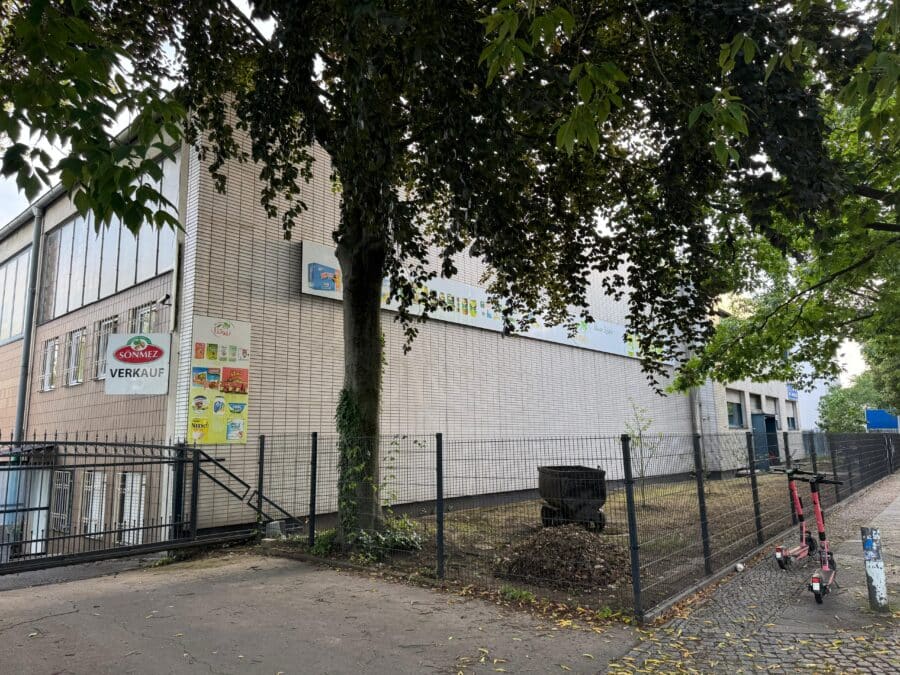 Vielseitiger Gewerbestandort mit großzügigen Hallen- und Büroflächen - Seitenansicht