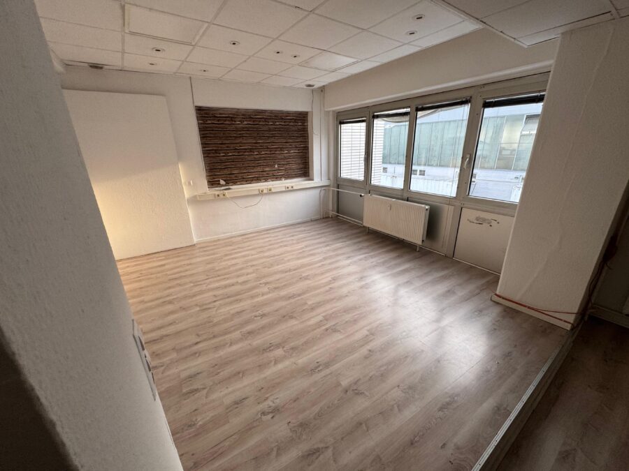 Vielseitiger Gewerbestandort mit großzügigen Hallen- und Büroflächen - Beispiel Büroraum 2
