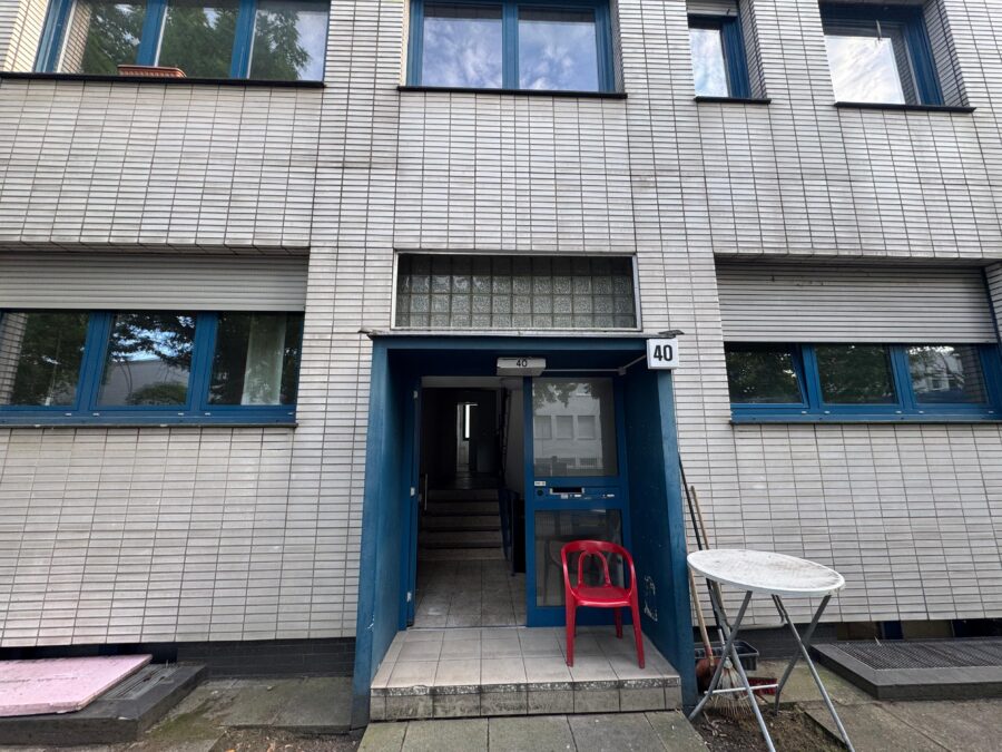 Vielseitiger Gewerbestandort mit großzügigen Hallen- und Büroflächen - Eingangsbereich