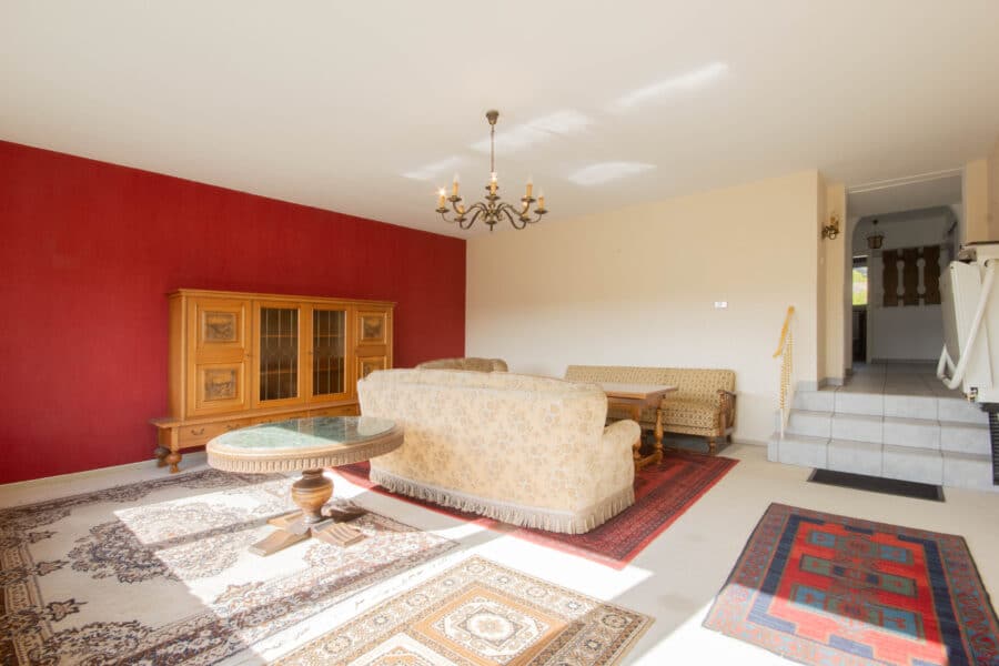 Barrierefreier Wohnbereich, viel Nutzfläche - dieses Einfamilienhaus bietet Potenzial! - Wohnzimmer