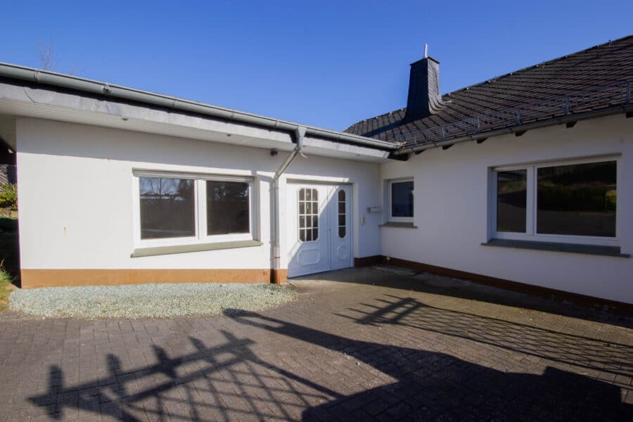 Barrierefreier Wohnbereich, viel Nutzfläche - dieses Einfamilienhaus bietet Potenzial! - Barrierefreier Eingangsbereich