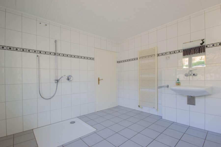 Barrierefreier Wohnbereich, viel Nutzfläche - dieses Einfamilienhaus bietet Potenzial! - Barrierefreies Duschbad
