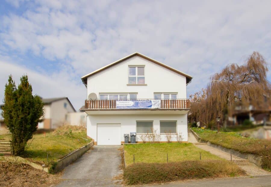 Barrierefreier Wohnbereich, viel Nutzfläche - dieses Einfamilienhaus bietet Potenzial! - Vorderansicht