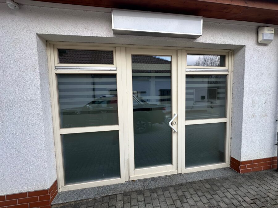 Solides Wohn- und Geschäftshaus mit Entwicklungspotenzial in Mansfeld - Eingang kleine Büro-/Praxisfläche