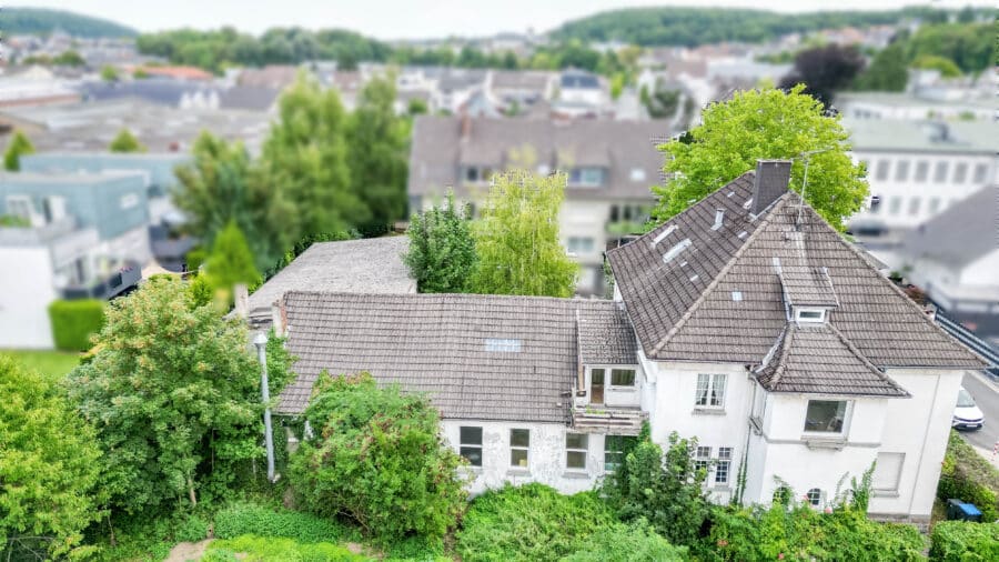 Historische Stadtvilla mit vielseitigem Potenzial in bester Lage von Neheim - Seitenansicht