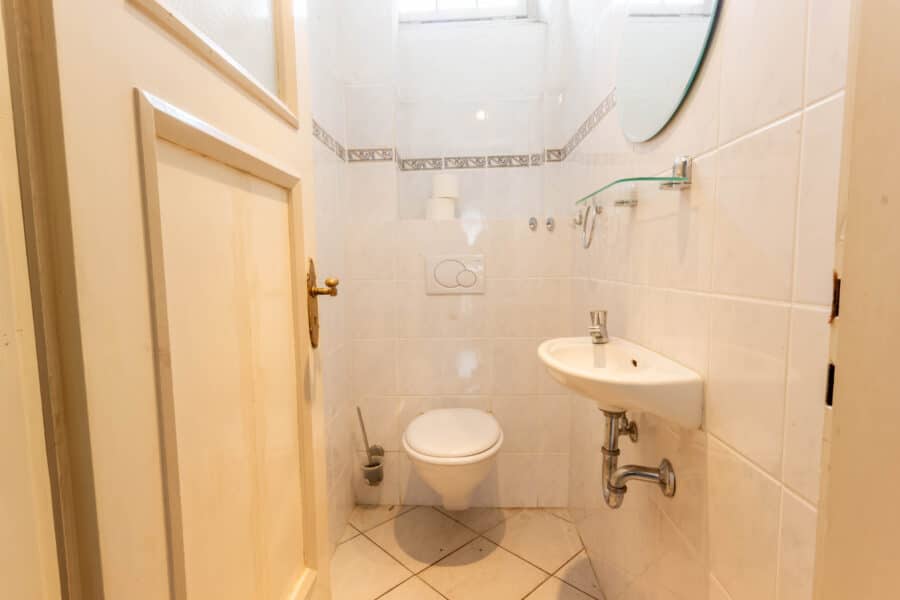 Historische Stadtvilla mit vielseitigem Potenzial in bester Lage von Neheim - Gäste WC