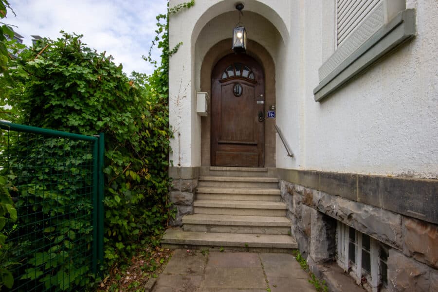 Historische Stadtvilla mit vielseitigem Potenzial in bester Lage von Neheim - Hauseingang