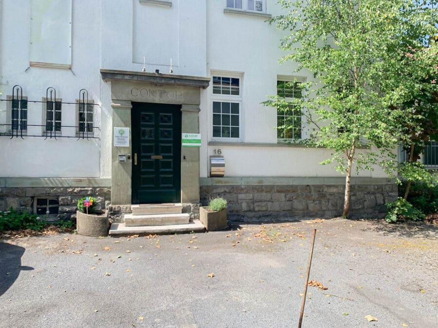 Historische Stadtvilla mit vielseitigem Potenzial in bester Lage von Neheim - Eingang zur vermieteten Bürofläche