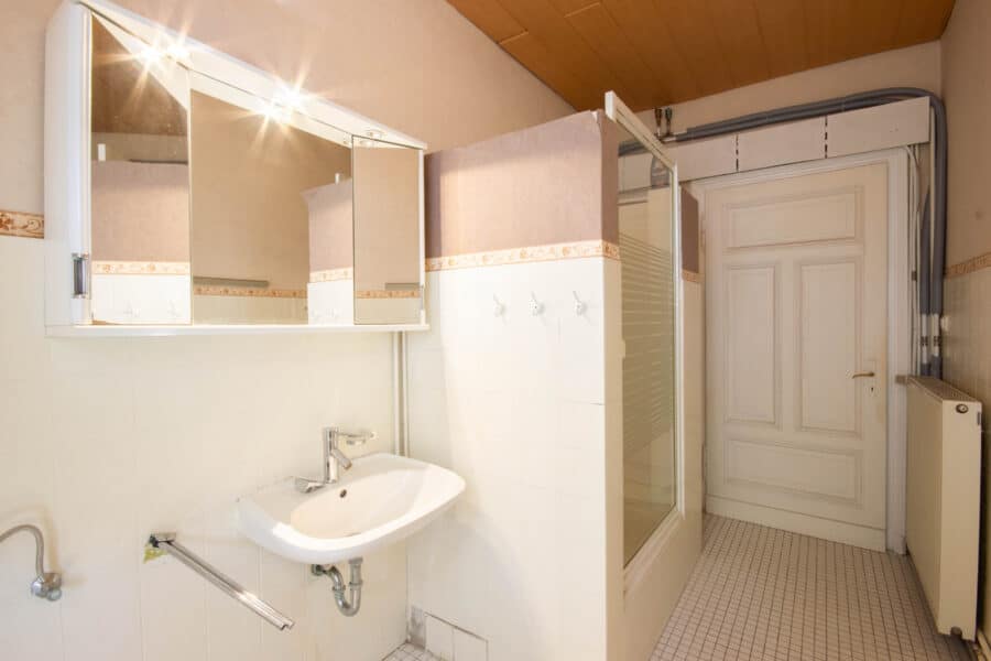 Charmantes Mehrfamilienhaus mit Ausbaupotenzial – perfekt für Kapitalanleger oder Eigennutzer - Badezimmer OG rechts