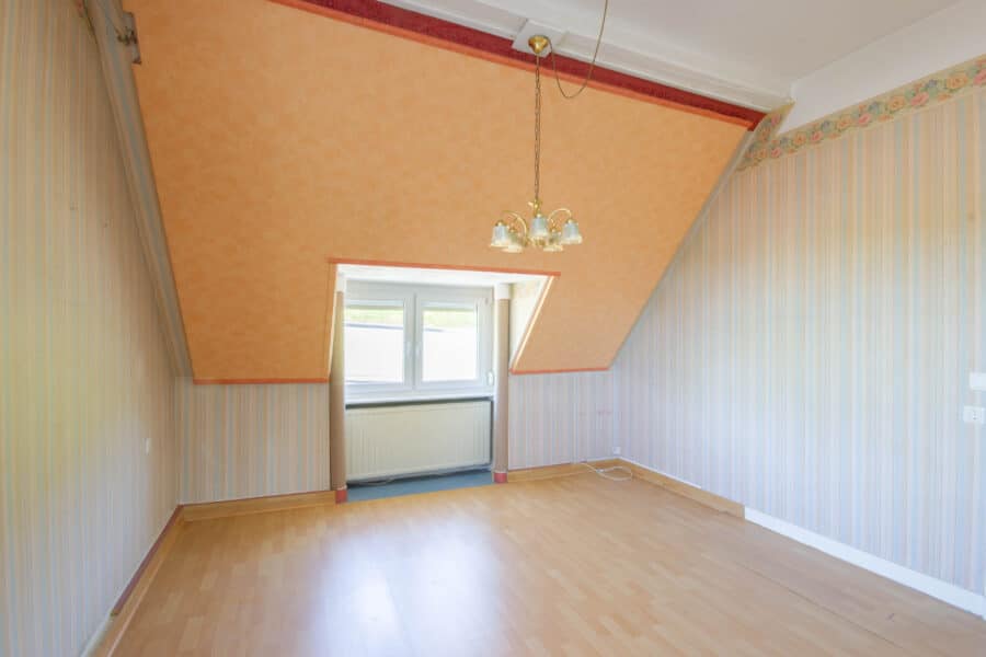 Charmantes Mehrfamilienhaus mit Ausbaupotenzial – perfekt für Kapitalanleger oder Eigennutzer - Zimmer OG rechts