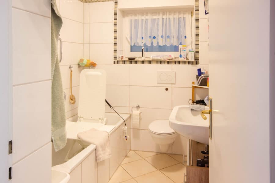 Charmantes Mehrfamilienhaus mit Ausbaupotenzial – perfekt für Kapitalanleger oder Eigennutzer - Badezimmer EG rechts